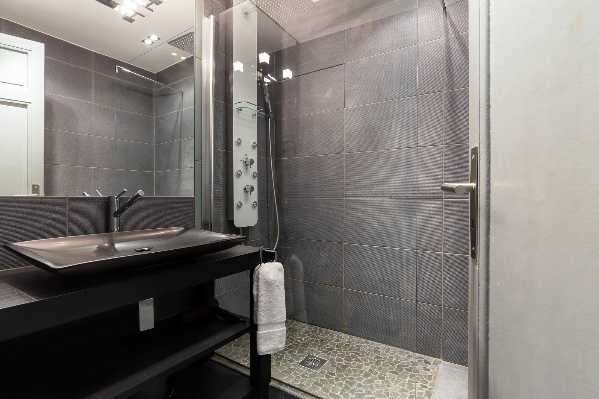 Centrally Located Modern 2 Bed Apartment In Cannes With Aircon And High Ceilings And Modern Design 696 Екстер'єр фото