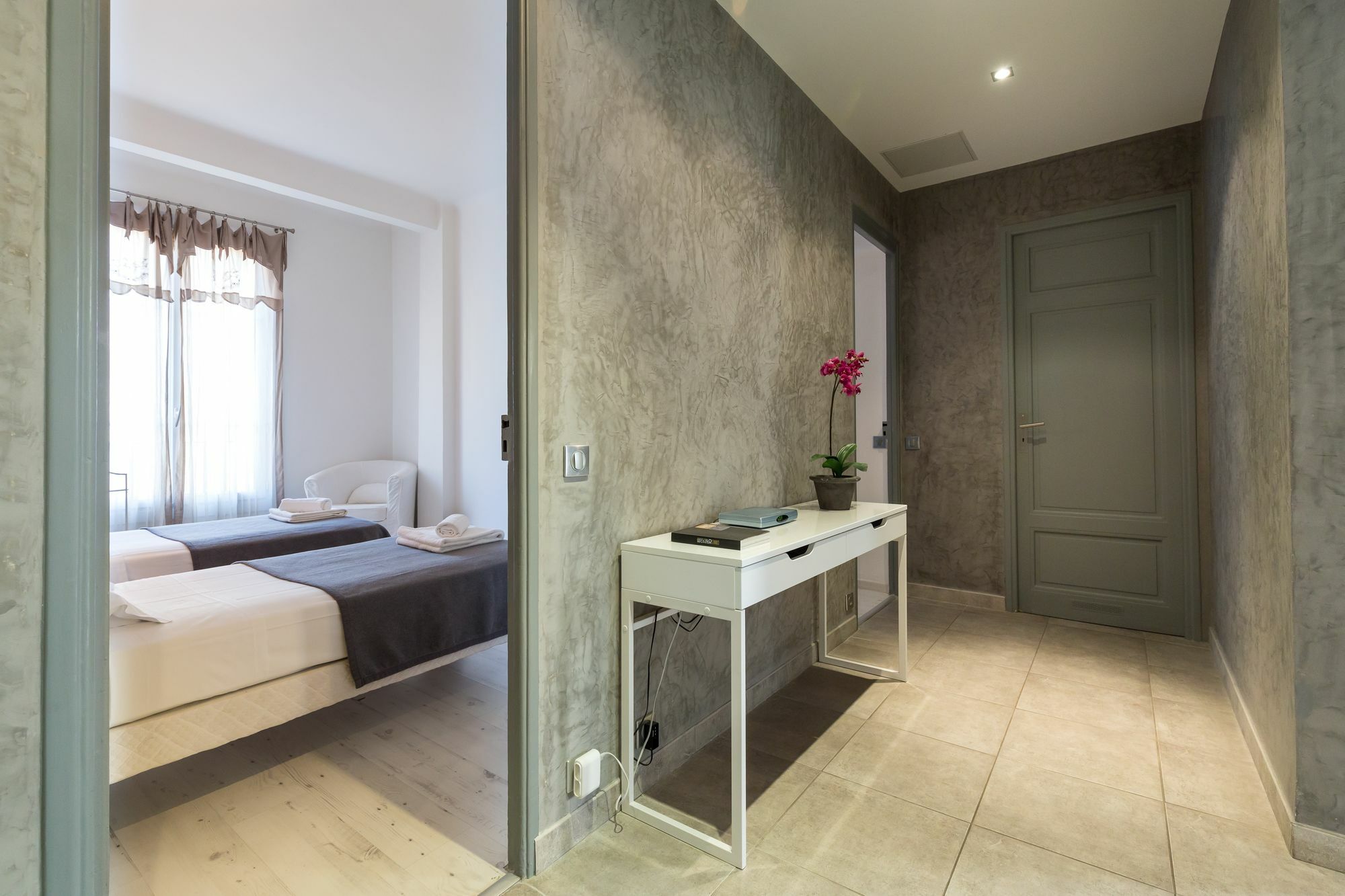 Centrally Located Modern 2 Bed Apartment In Cannes With Aircon And High Ceilings And Modern Design 696 Екстер'єр фото